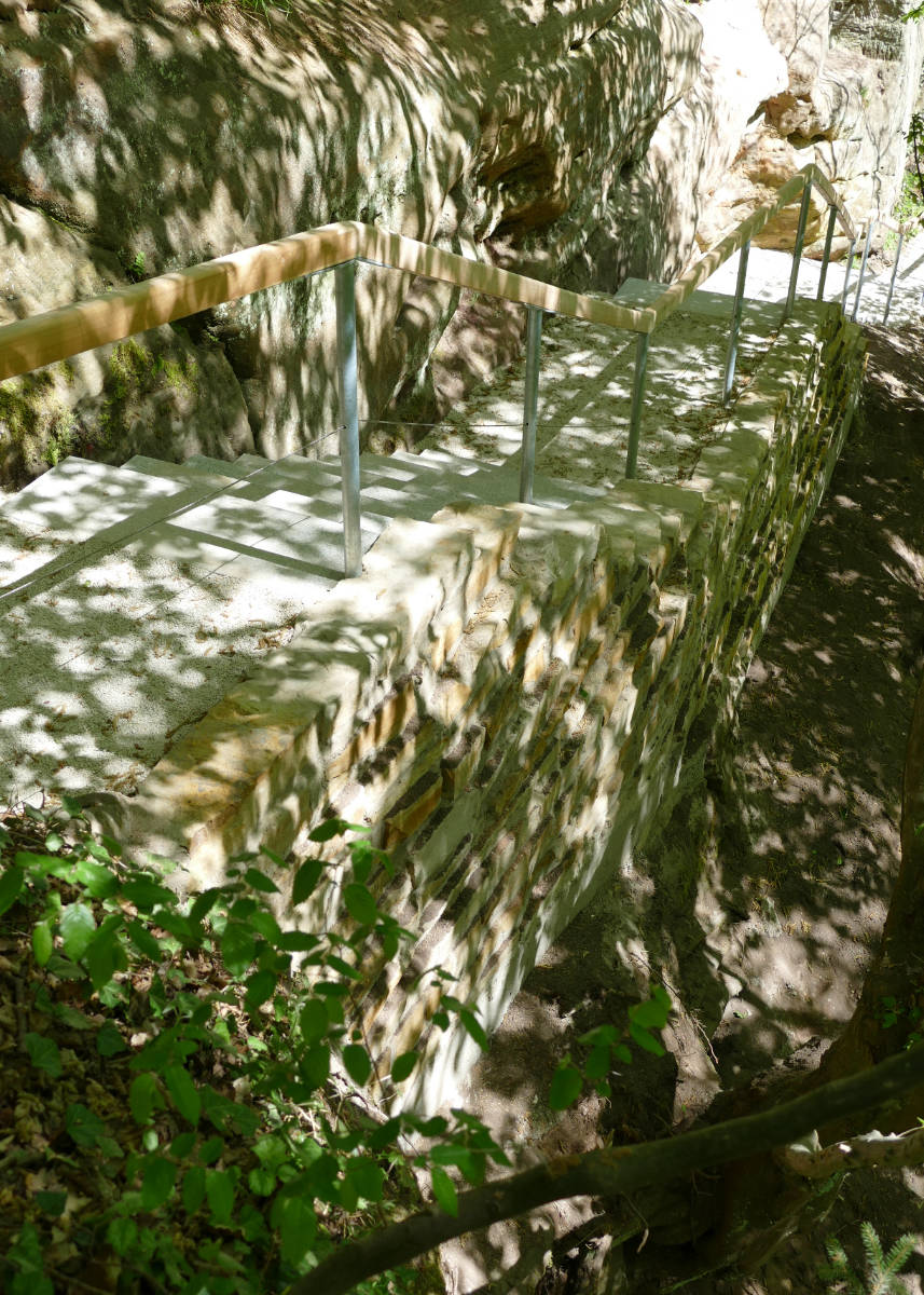 neue Stützwand mit Treppe