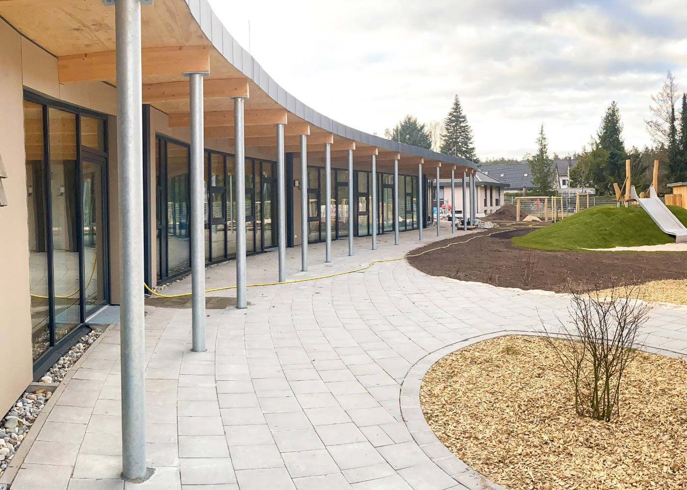 Terrasse, Spielfläche und Kletteranlage