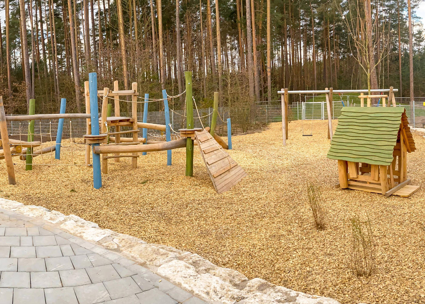 Terrasse, Spielfläche und Kletteranlage