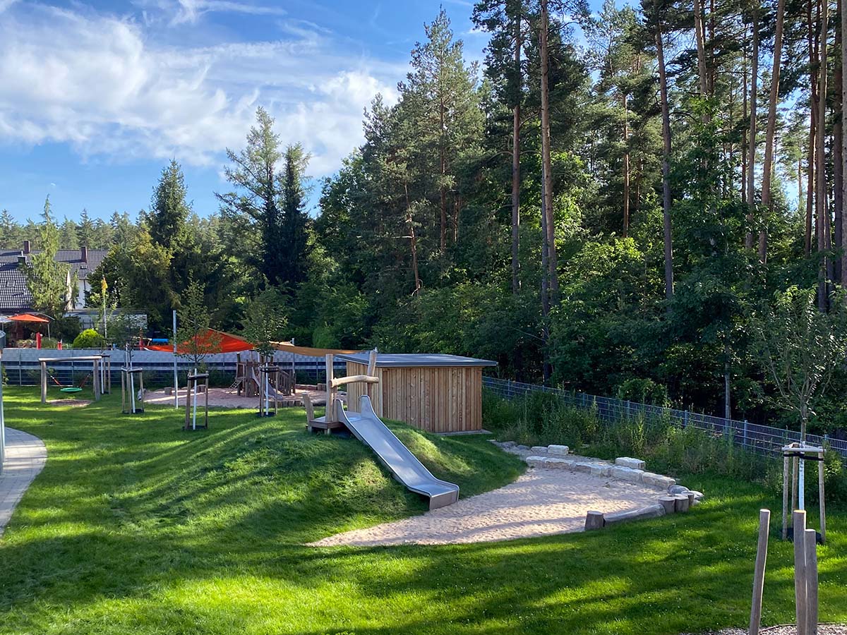 Rutschenhügel mit Sandspiel