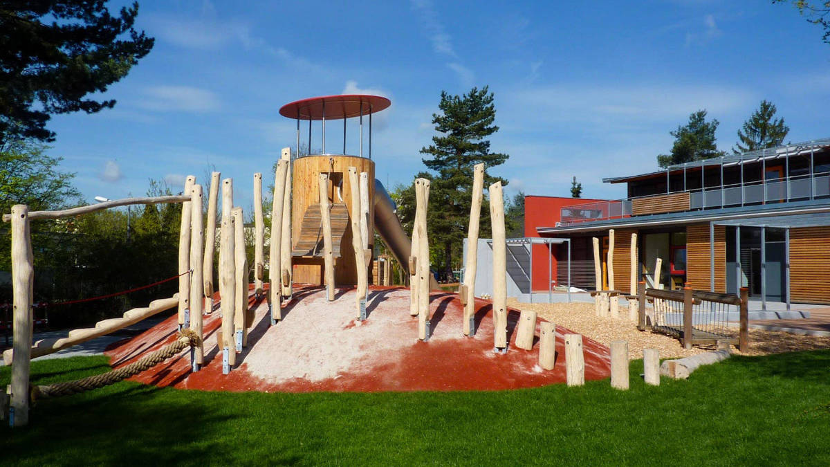 zentraler Spielhügel mit Belag aus Teppichvlies