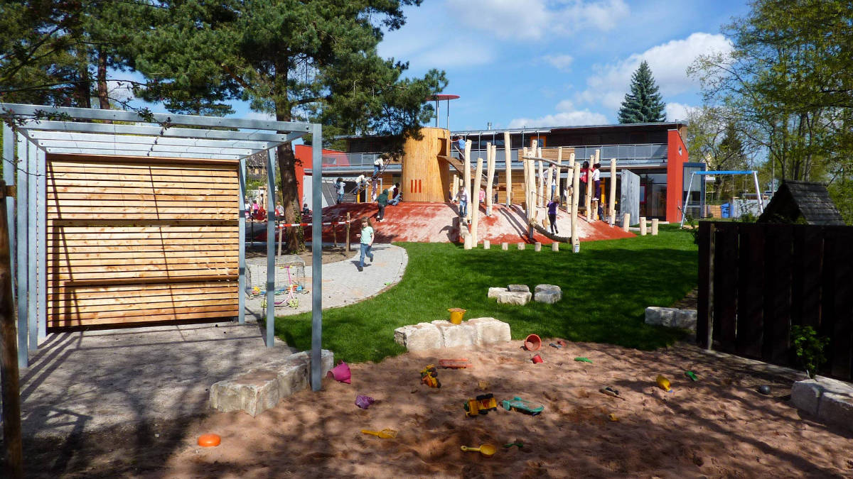 Sandspiel im natürlichen Halbschatten