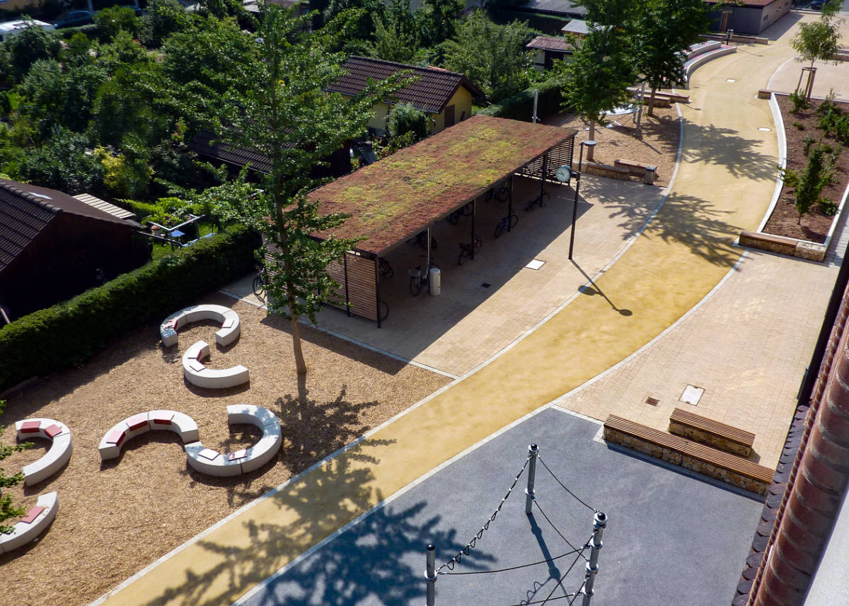 Klettergerät mit begrünter Werk- und Radhalle