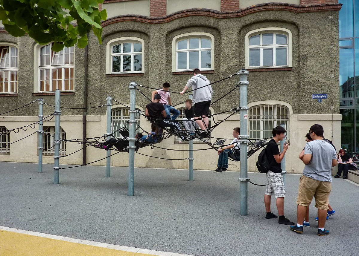 Seilkletteranlage mit Elastikbelag
