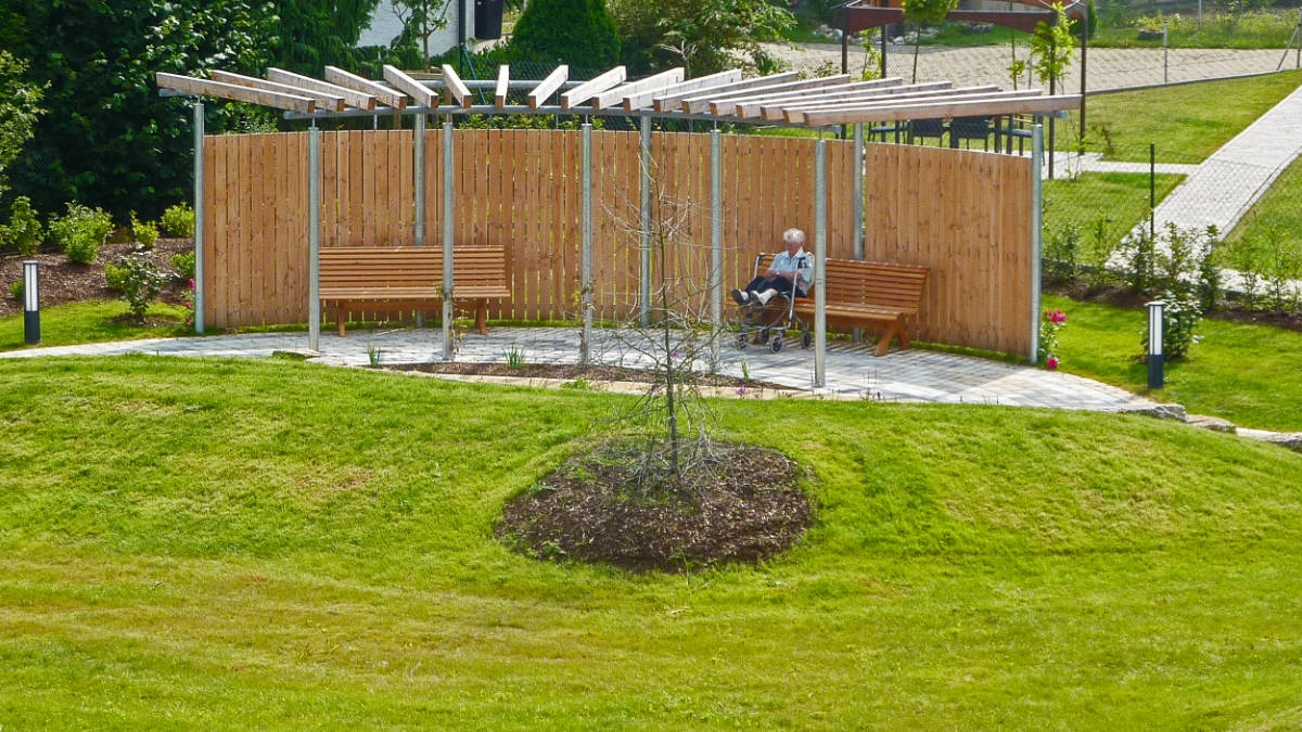 Sitzplatz mit begrünter Pergola