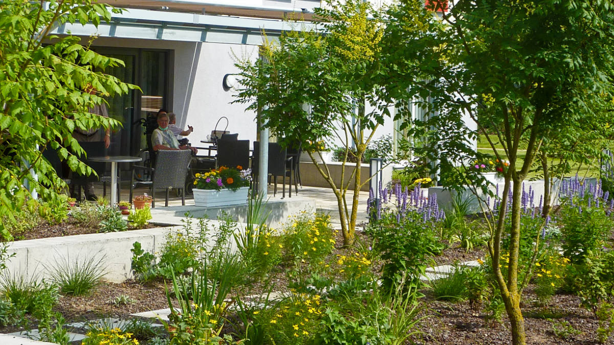 Terrassenbereich mit Stauden- und Kräuterpflanzungen
