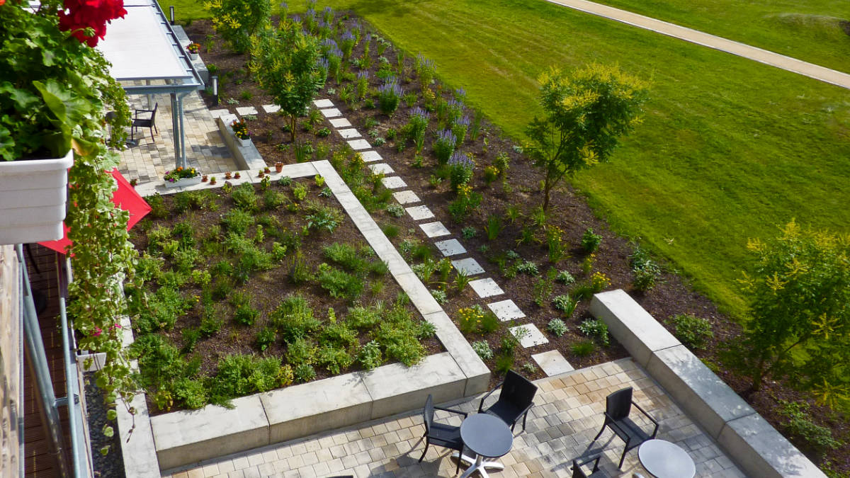 Terrasse mit Hochbeet