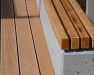 Detail Sitzbank aus Sichtbeton und Lärchenholzauflage
