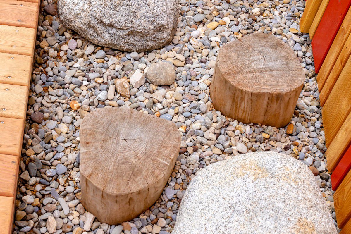 kleiner Balancierparcours aus Naturmaterialien