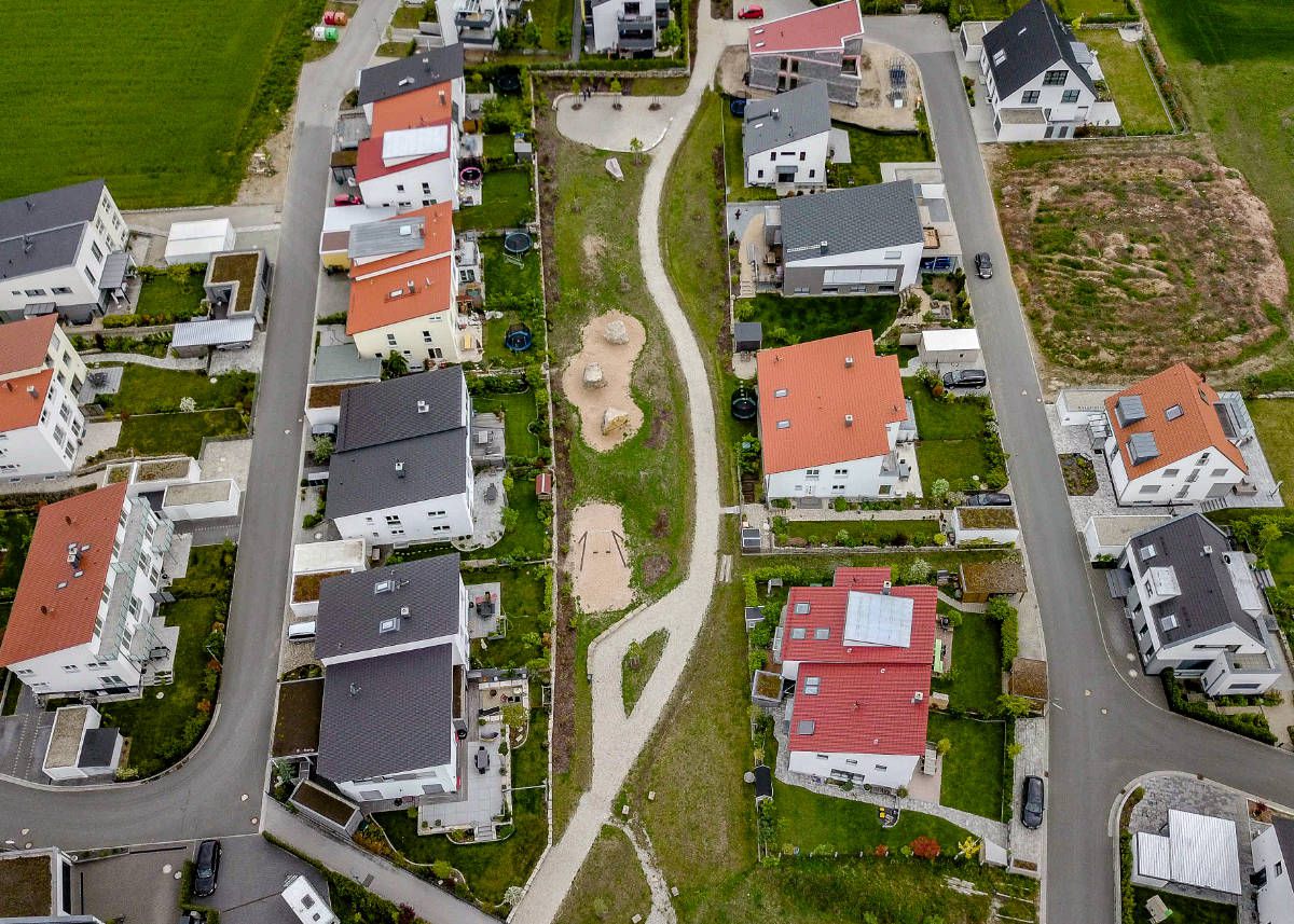 Grünachse als zentrale Verbindung im Wohngebiet