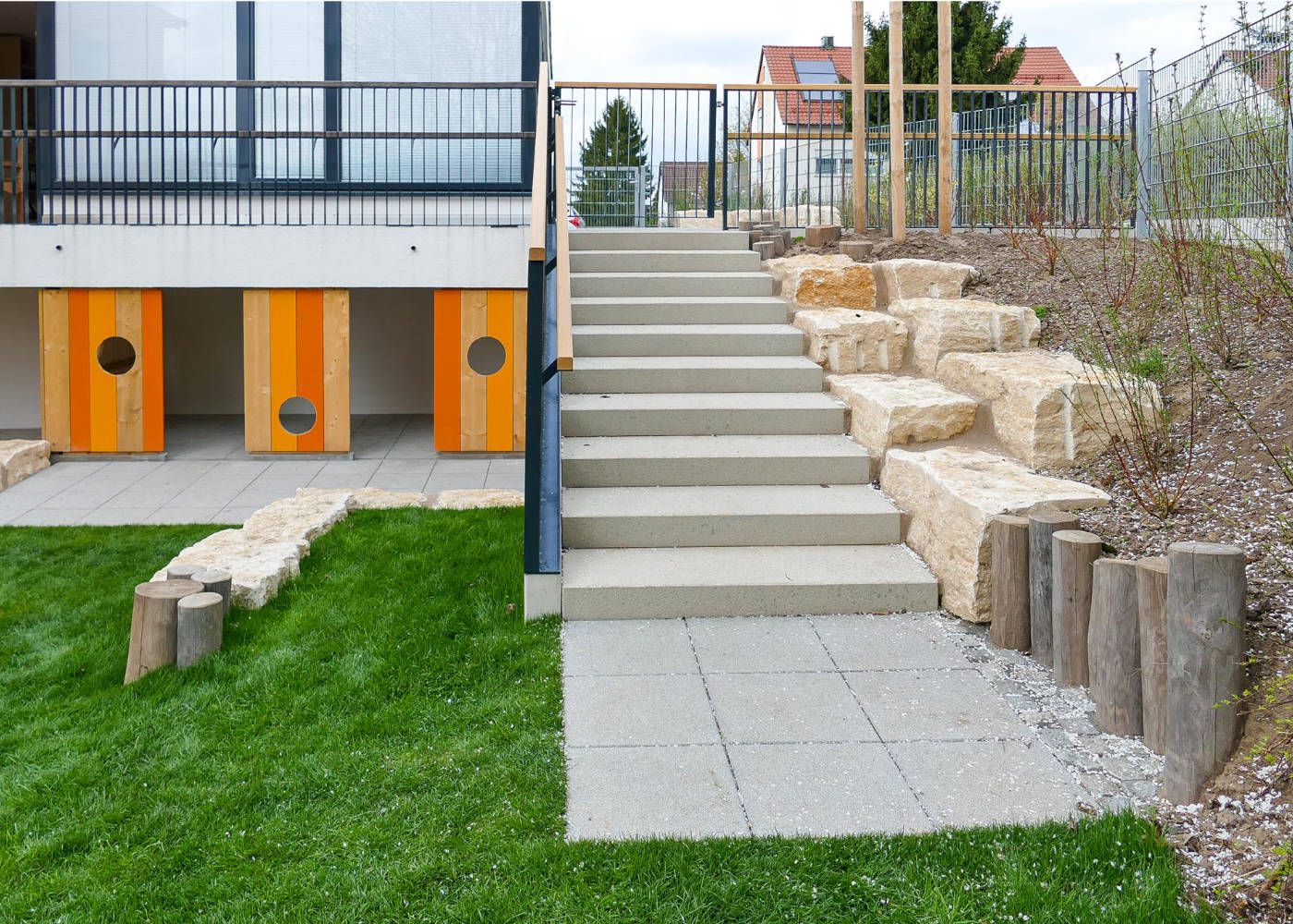 Gartenzugang über Treppe oder spielerisch über Steinquader