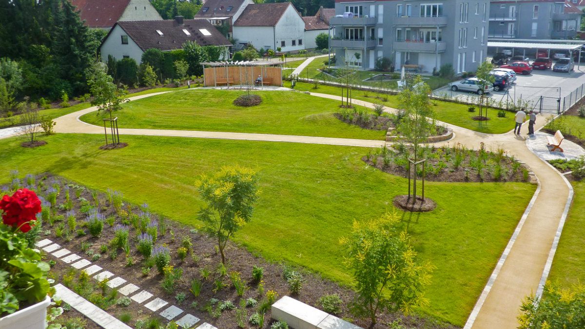 Gartenfläche mit gut berollbaren Rundwegen