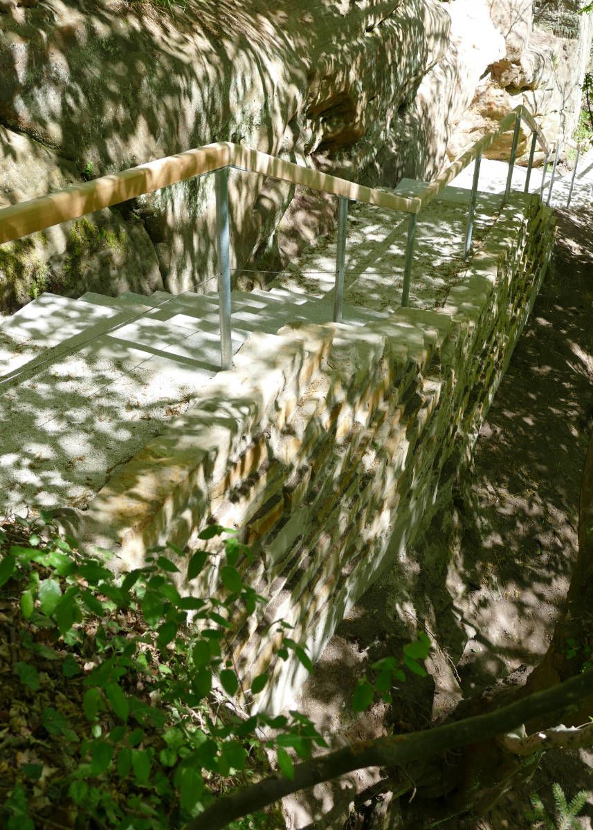 neue Stützwand mit Treppe