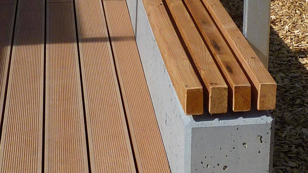 Detail Sitzbank aus Sichtbeton und Lärchenholzauflage