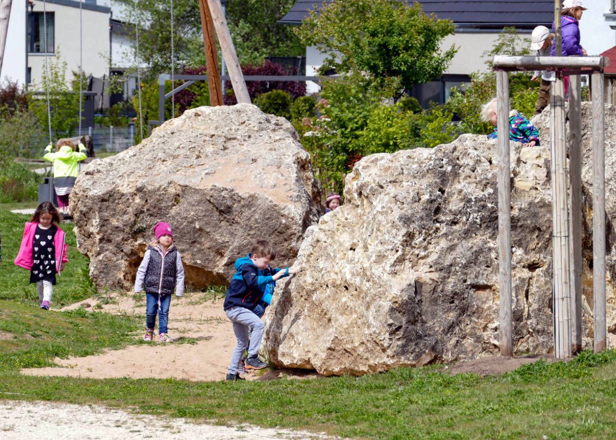 Spiel- und Kletterfelsen aus Jura-Kalk (bis 24 to Einzelgewicht)