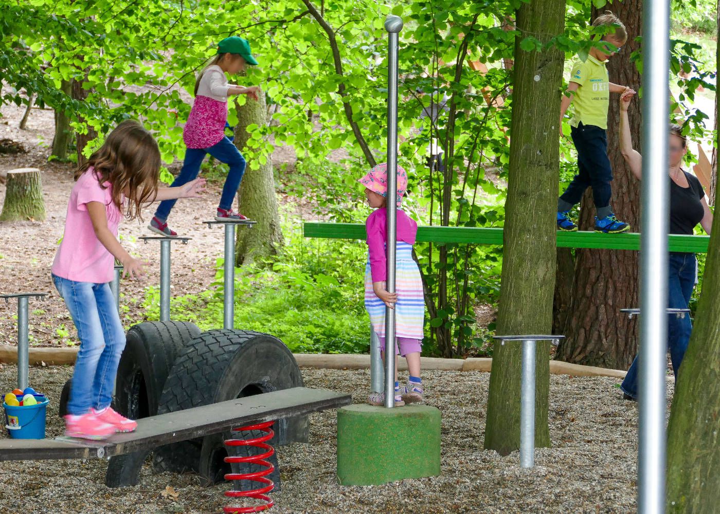 Balancierparcours im Waldbereich