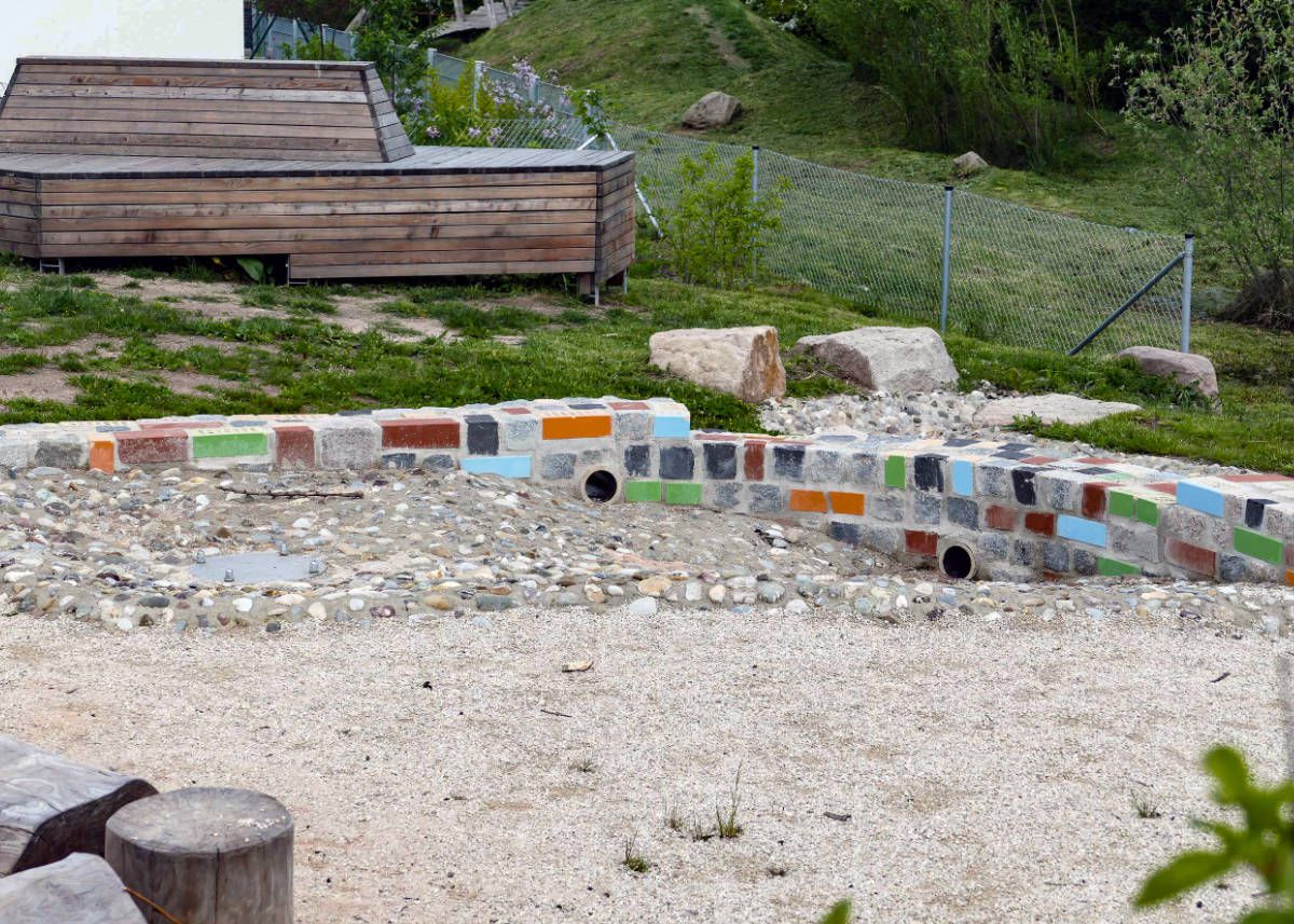 Spielmauer als Stauwand Wasserspiel mit Sitzpodest