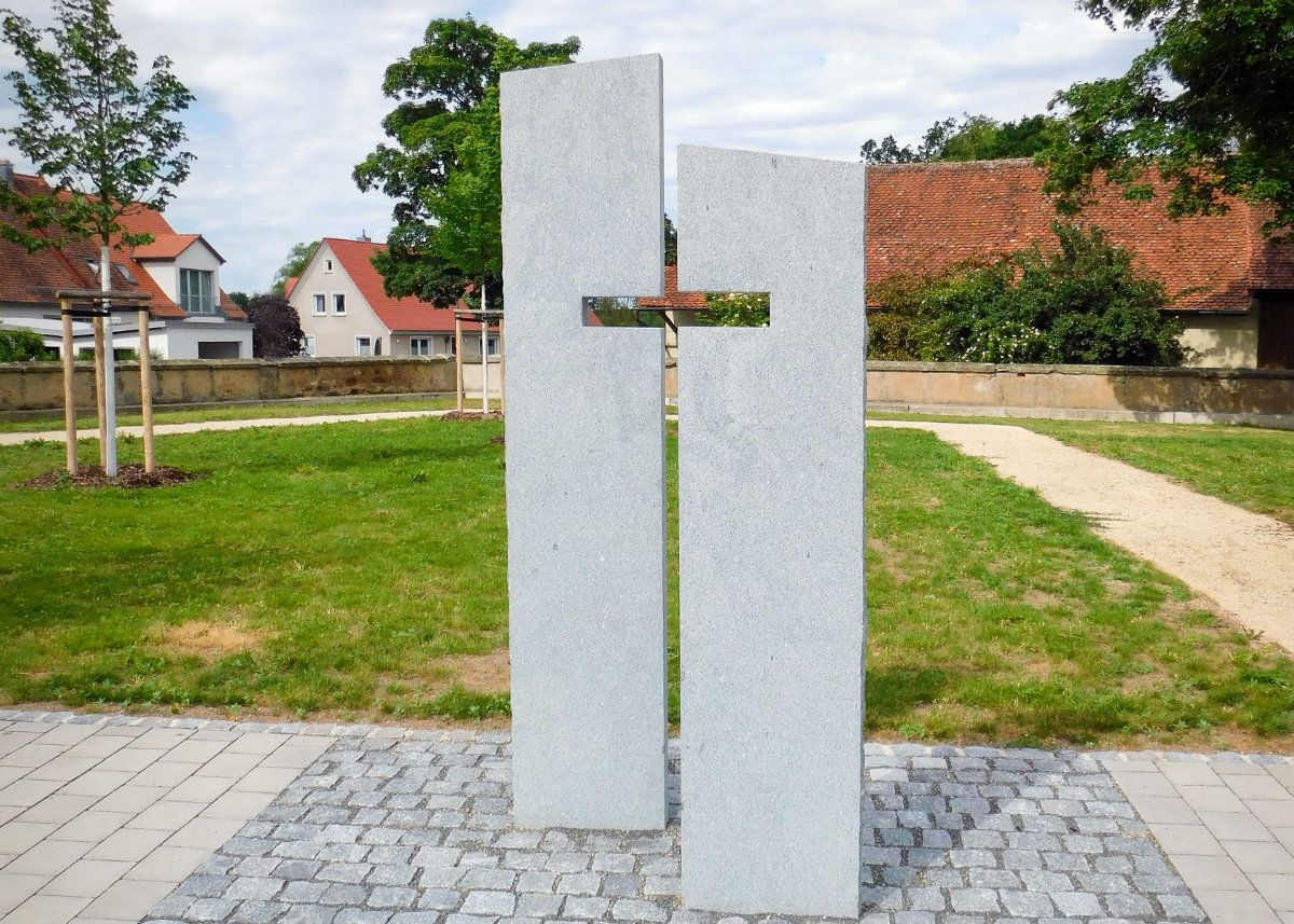 Gedenkstelen mit Ablagefläche aus Bayernwald-Granit