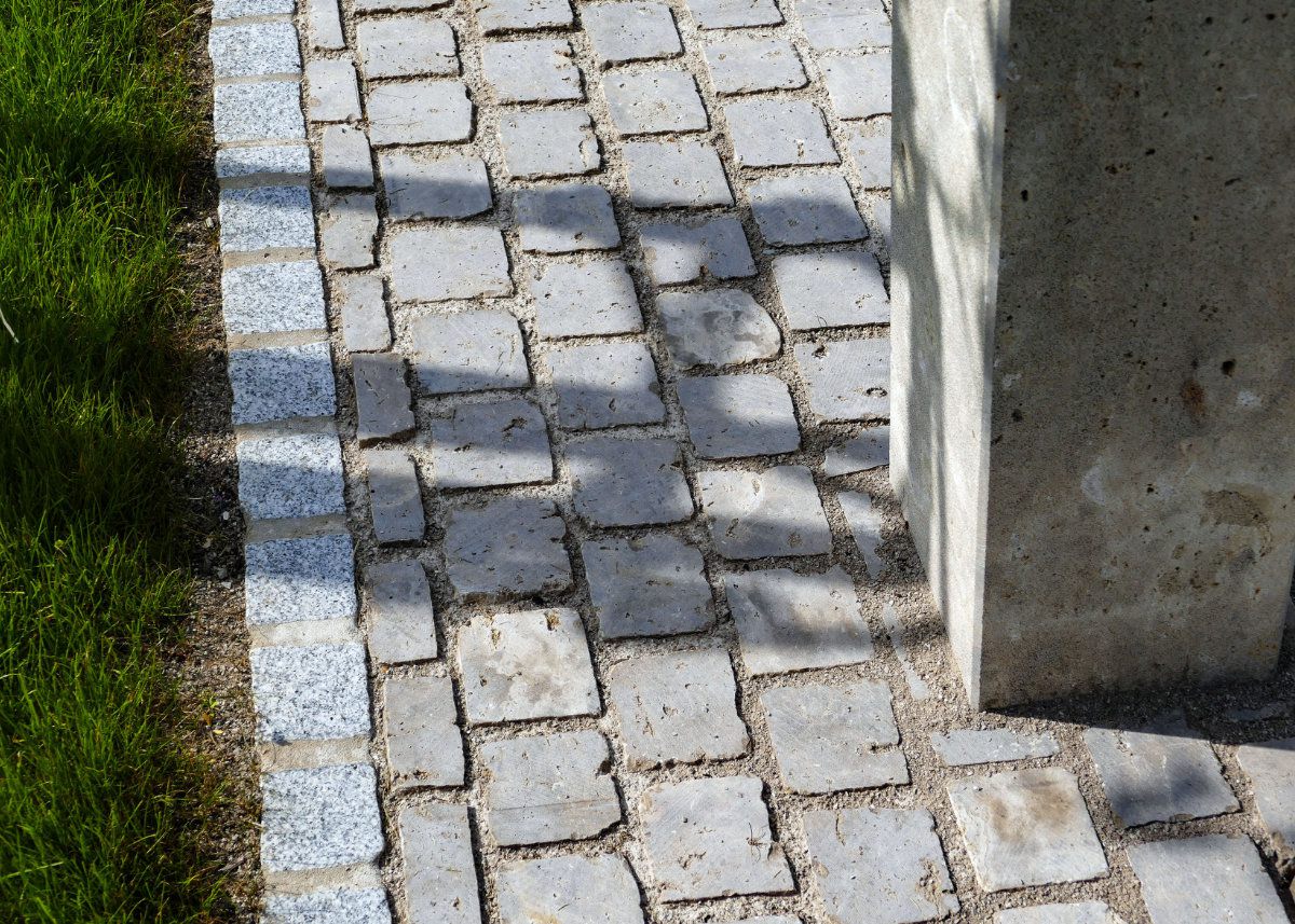 Stele und Pflasterbelag aus Dolomit