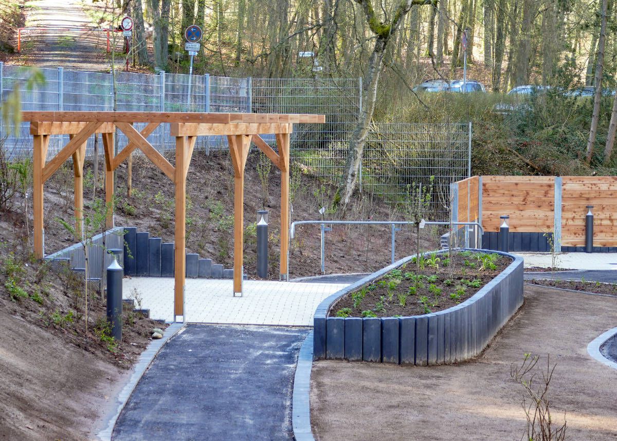 Sitzplatz mit Beet und Pergola im Bau