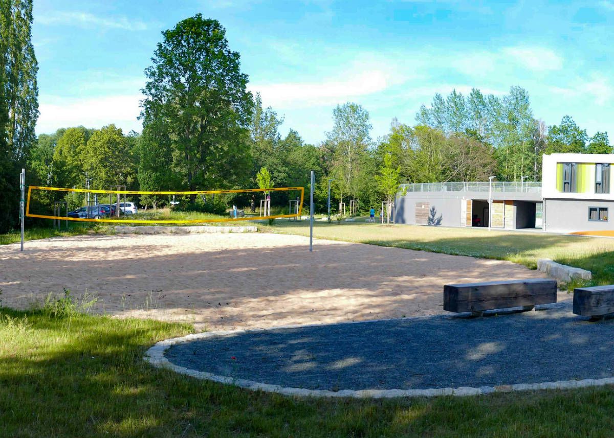 Beachvolleyballfeld mit Schattenplatz