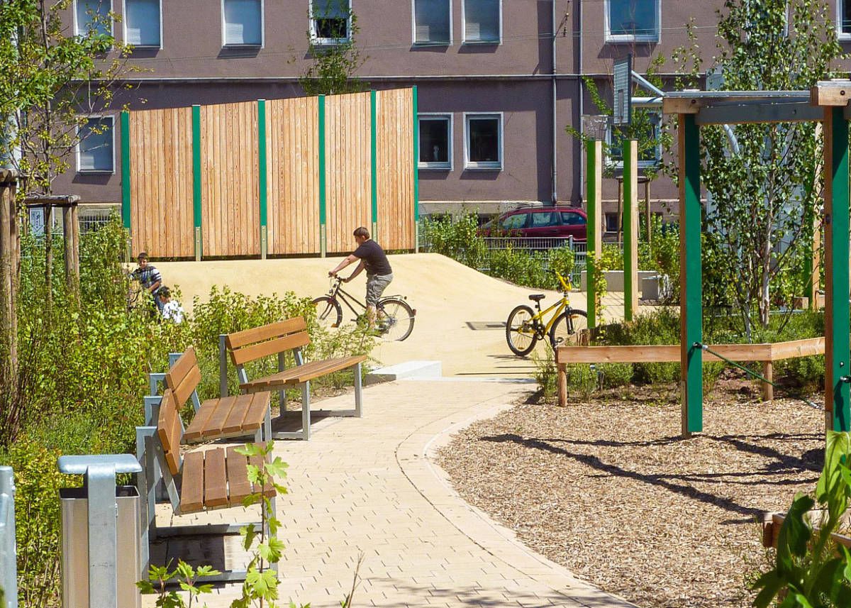 zentrale Aufenthaltsbereiche im zwischen Großbäumen