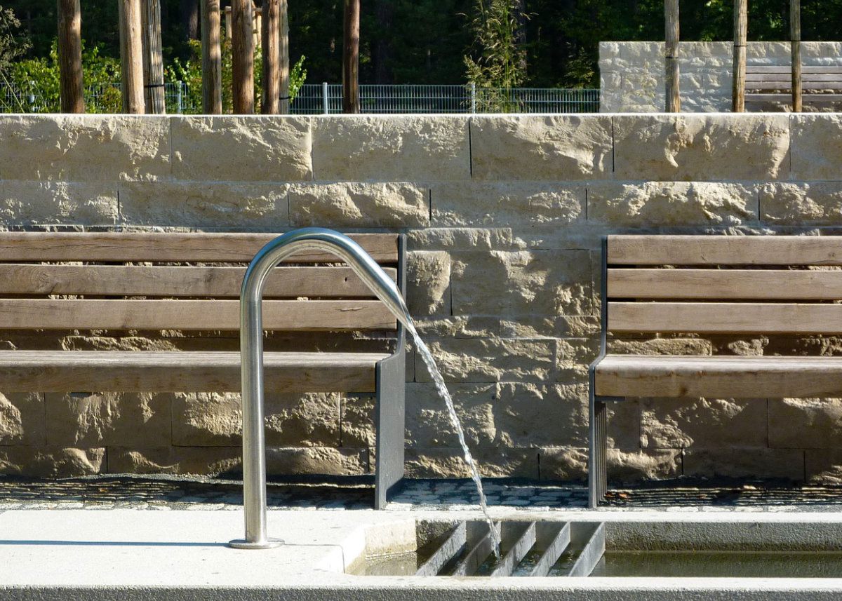 schlichter Brunnen aus Sichtbeton